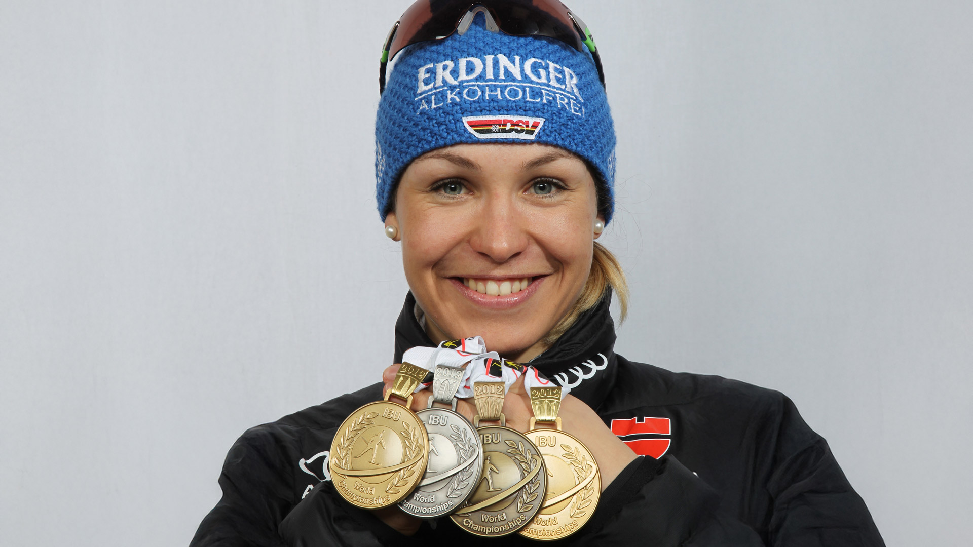 Magdalena Neuner mit ihren wichtigsten Medaillen im Biathlon