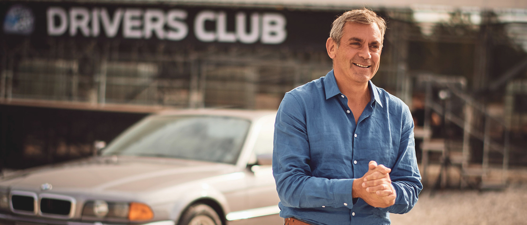 Champ Wladimir Kaminer steht vor dem Drivers Club
