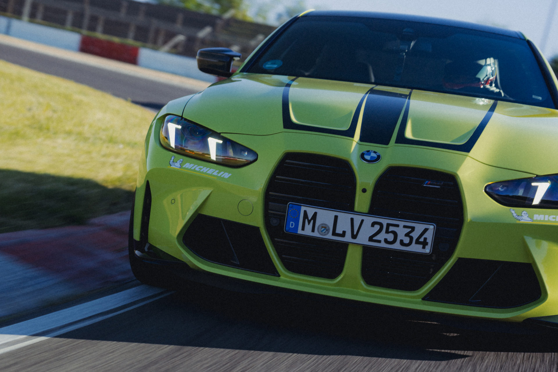 Events Teaser - BMW M Rennauto in lemon-gelb