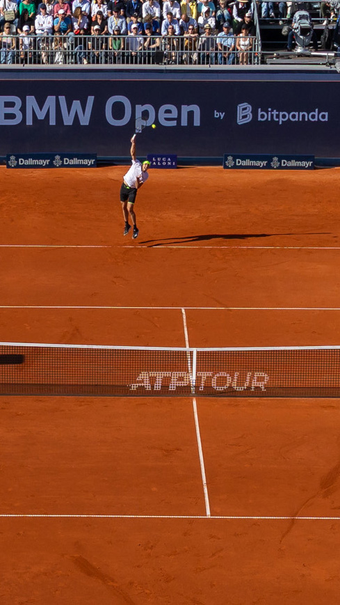 Aufschlag beim Tennis mit Blick von oben