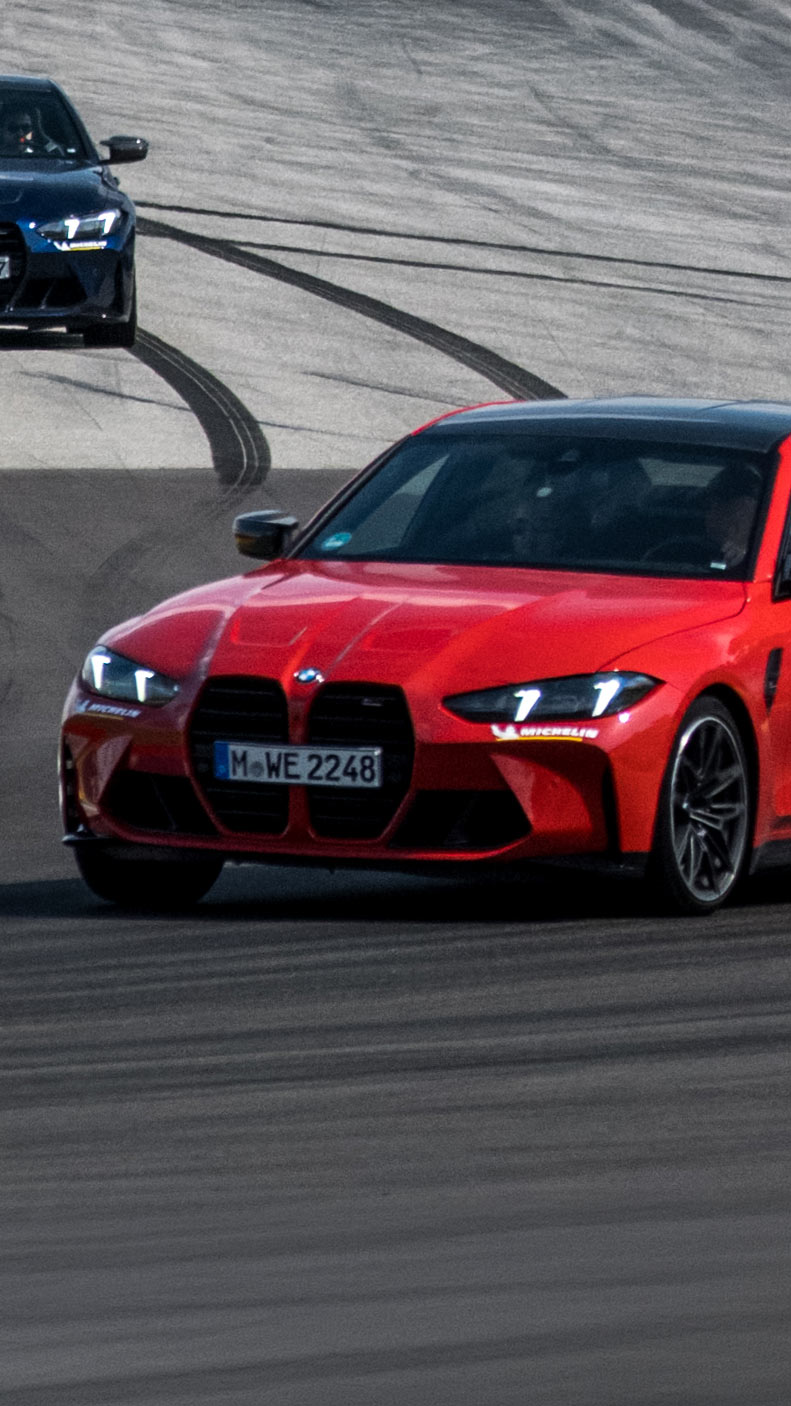 Roter BMW auf der Rennstrecke