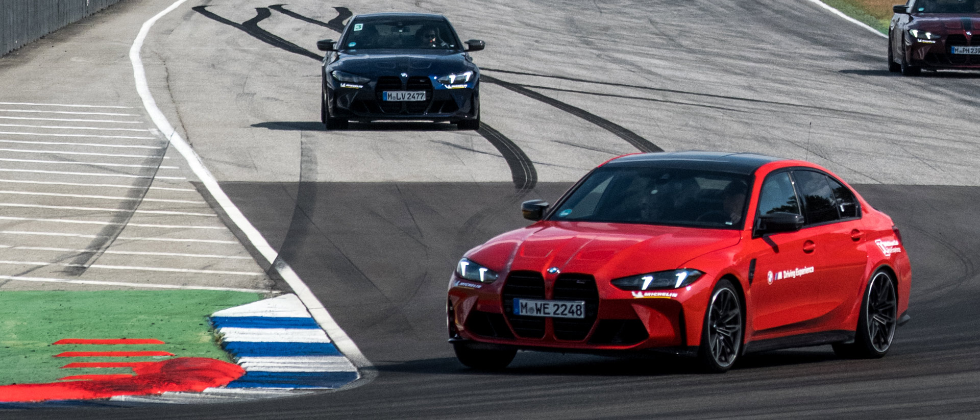 Roter BMW auf der Rennstrecke