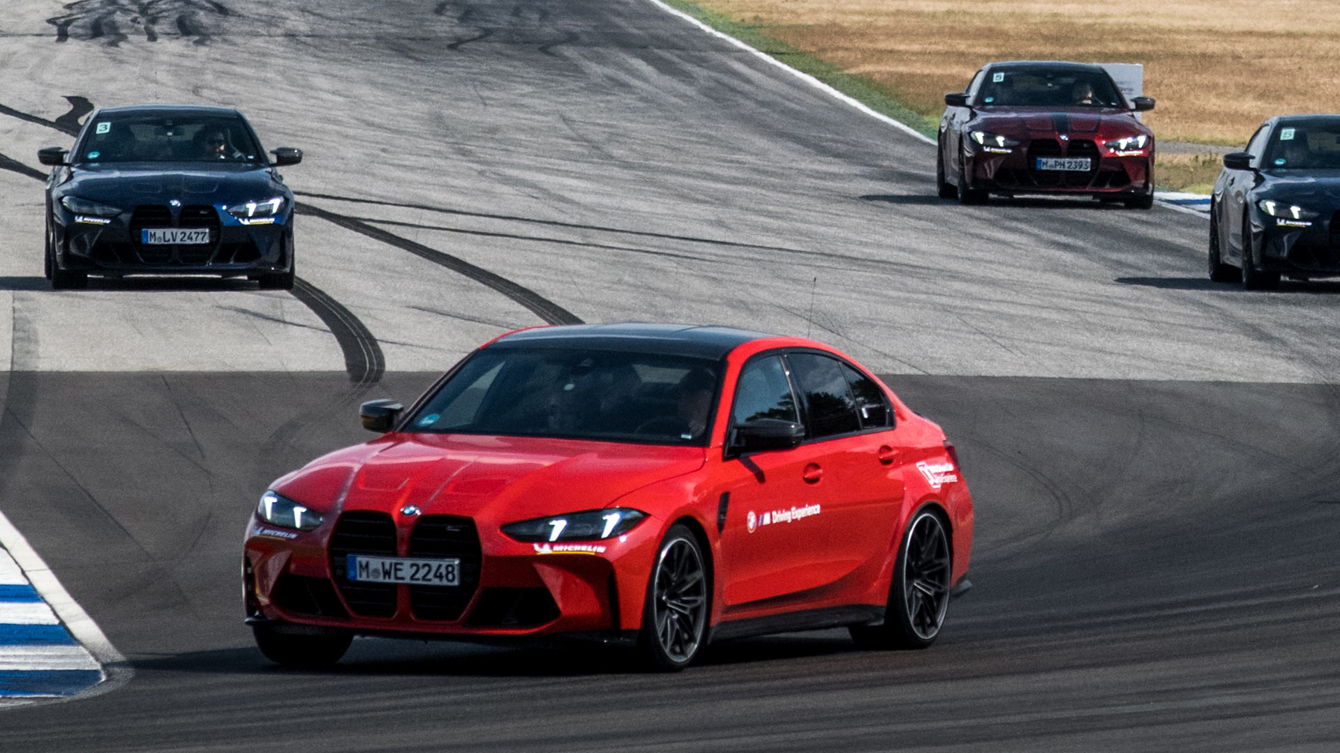 Roter BMW auf der Rennstrecke
